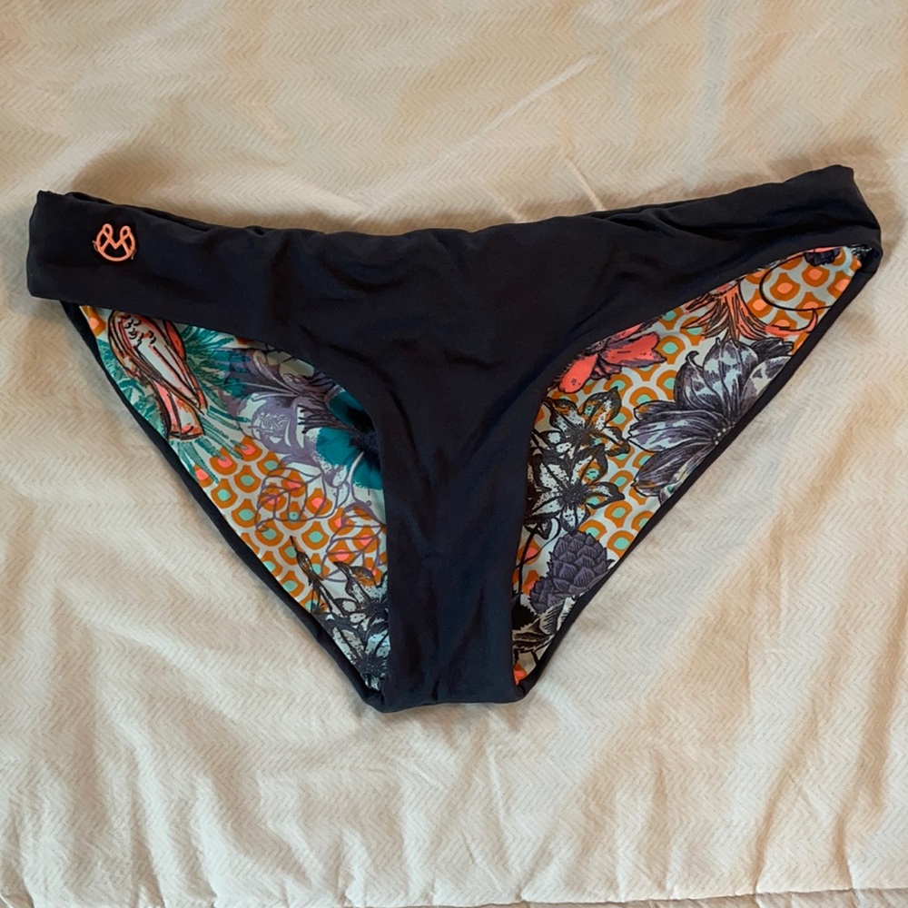 Maaji reversible bikini bottoms size large